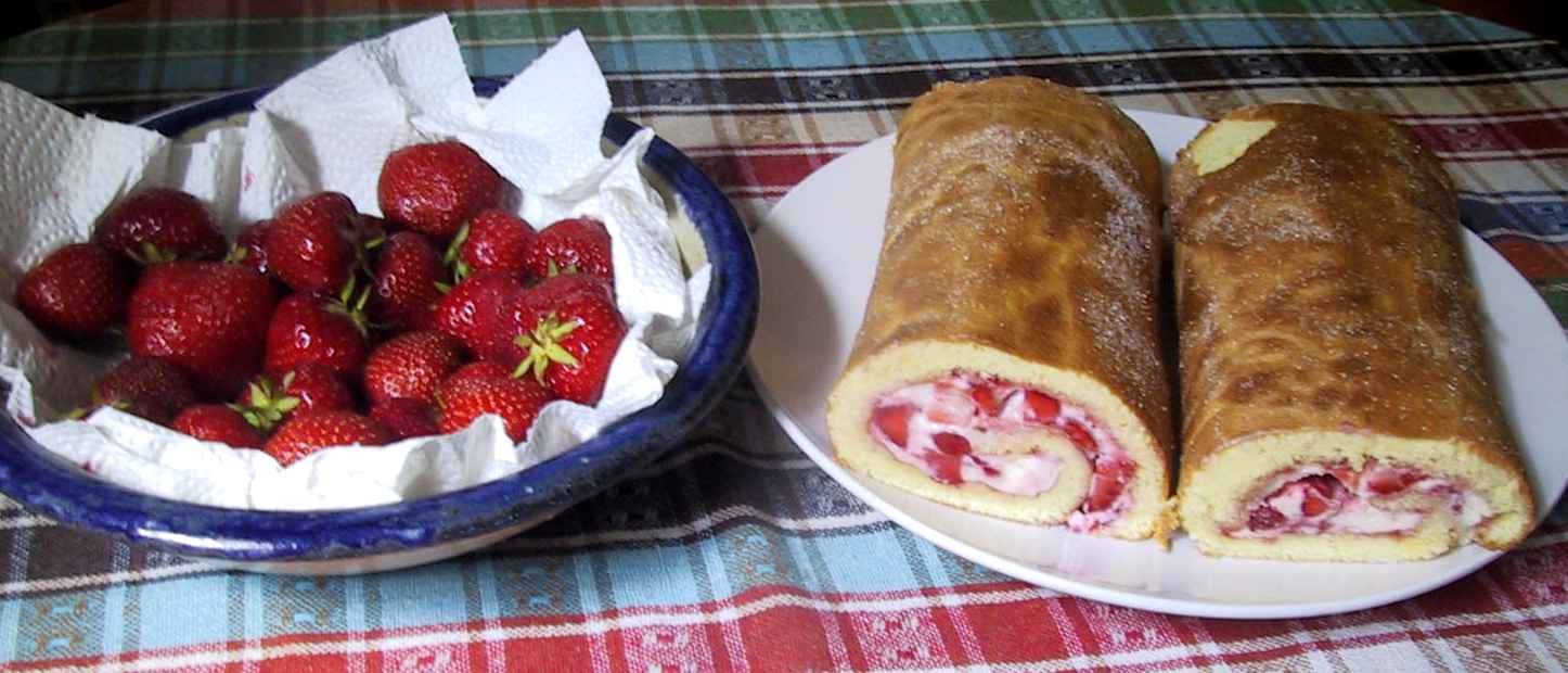 Biskuitroulade mit Erdbeeren