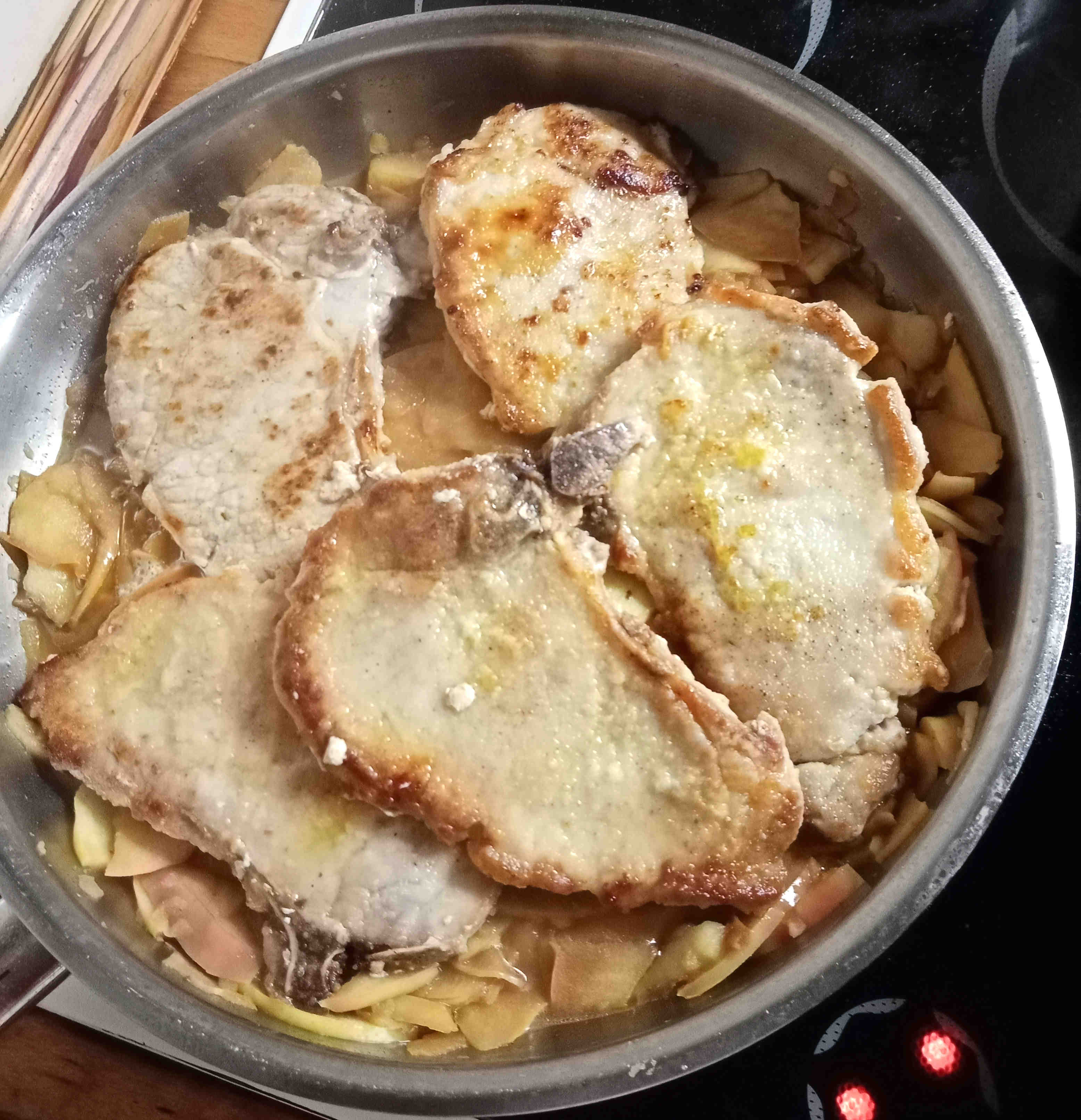 Schweinekoteletts mit Apfelscheiben